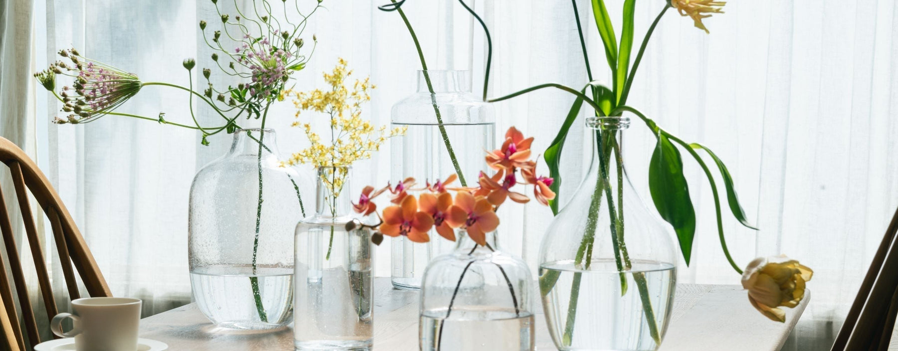 季節のお花と、遊ぶように暮らす。春の光を集める5型のガラス花器