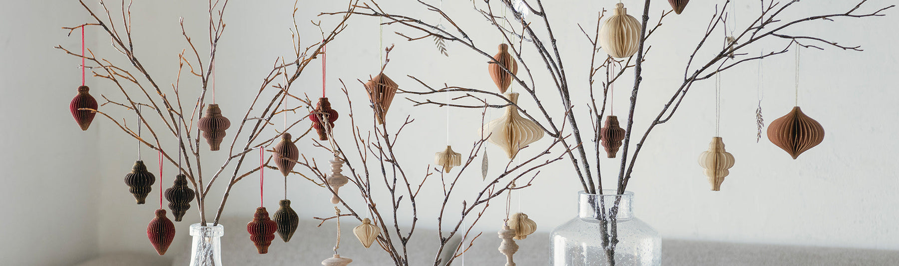 ツリーがなくても大丈夫。枝にそっと灯すクリスマスの楽しみ方