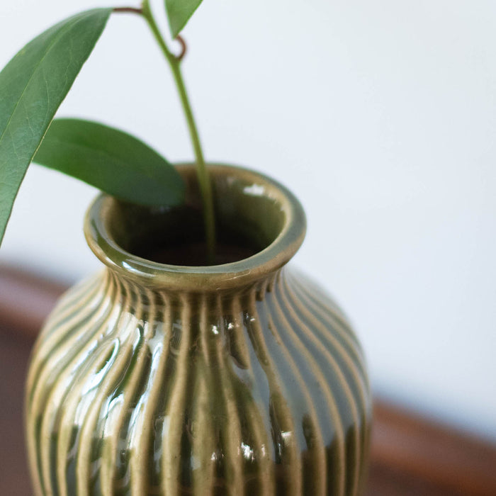 橄榄色条纹花瓶
