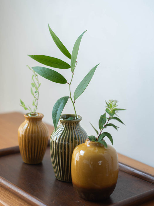 橄榄色条纹花瓶