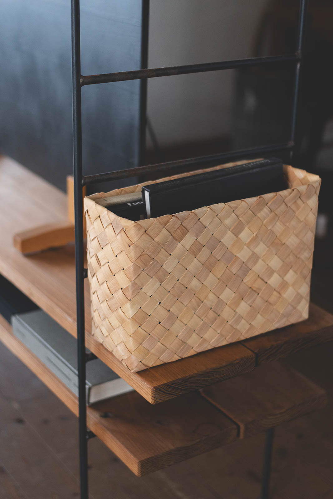 省スペースの収納に × もみの木の風合い | Snokka Slim Basket