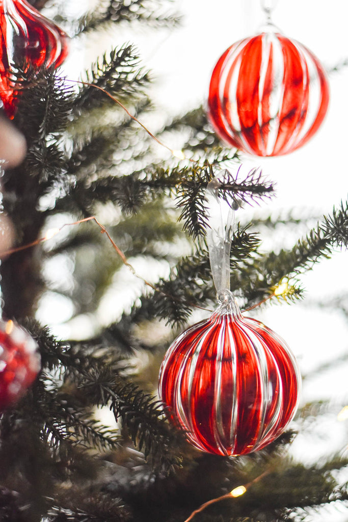  ガラスボール オーナメント グレー レッド タティングレースのクリスマスツリーのオーナメント(ガラスボール