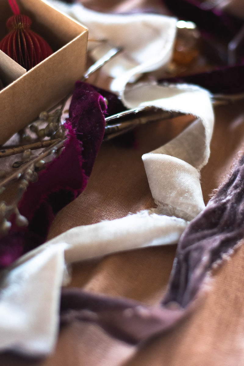 ベルベットフリンジリボン – 深みのある3色で彩る大人のデコレーション