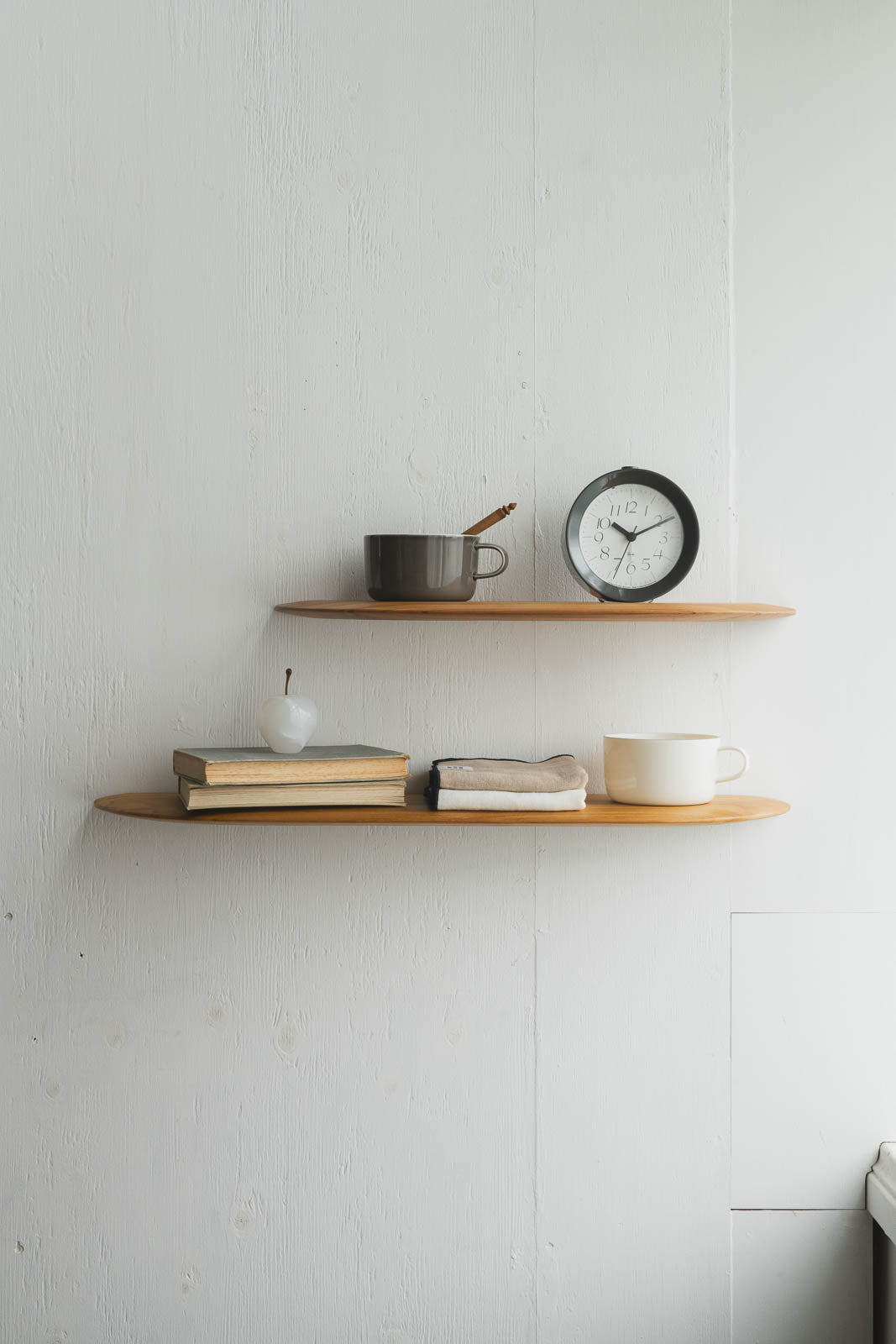 Teak Smooth shelf｜丸みのあるチーク無垢材の壁付けシェルフ