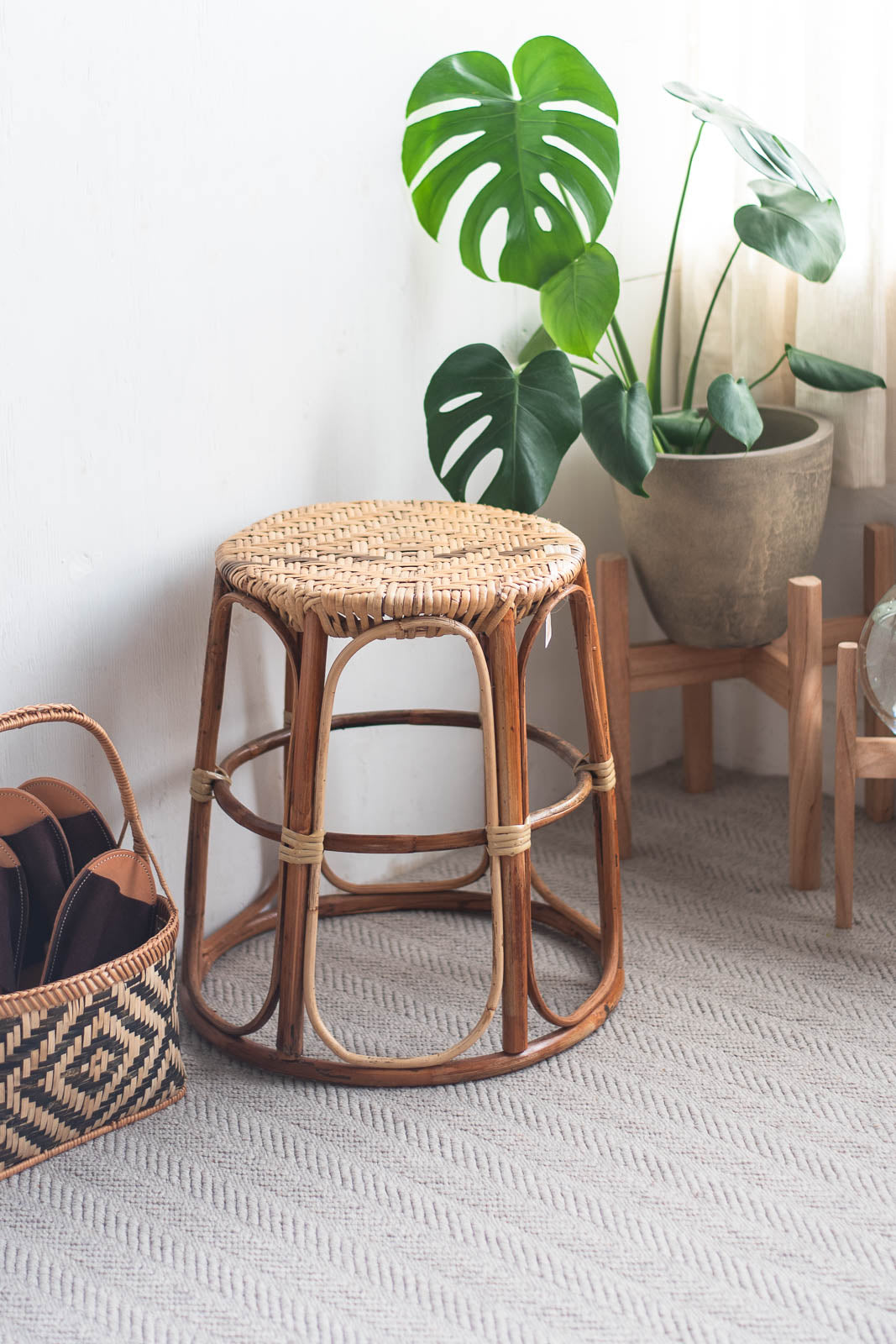 amuco スタッキングラタンスツール｜通気性に優れた天然ラタンの軽やか