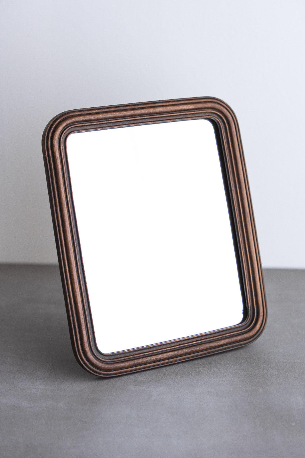 Resin Rounded-corner mirror | クラシカルな丸みと陰影が魅力の卓上
