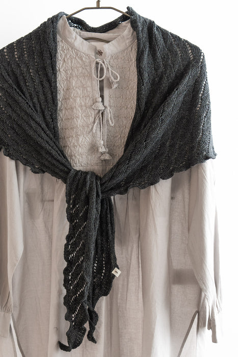 SOIL TRIANGLE SCARF | 透かし編み トライアングルスカーフ｜かぎ編み