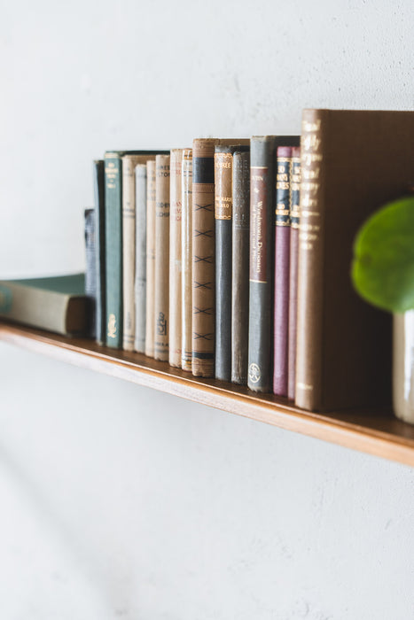 Teak Classic shelf W900 | Long shelf with integrated shelf brackets