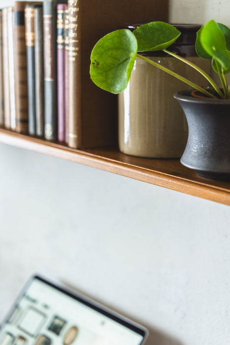 Teak Classic shelf W900 | Long shelf with integrated shelf brackets