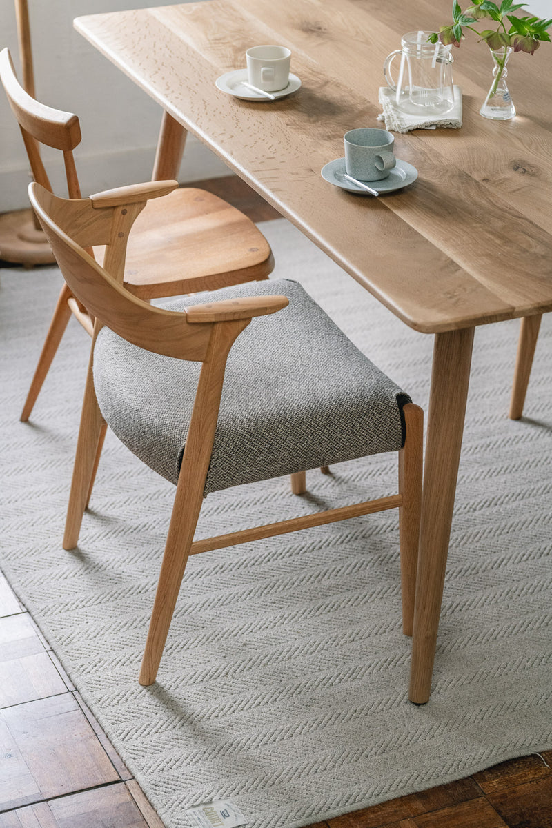 Carew Chair（カルーチェア）｜成型合板の曲線が美しい、くつろぎの