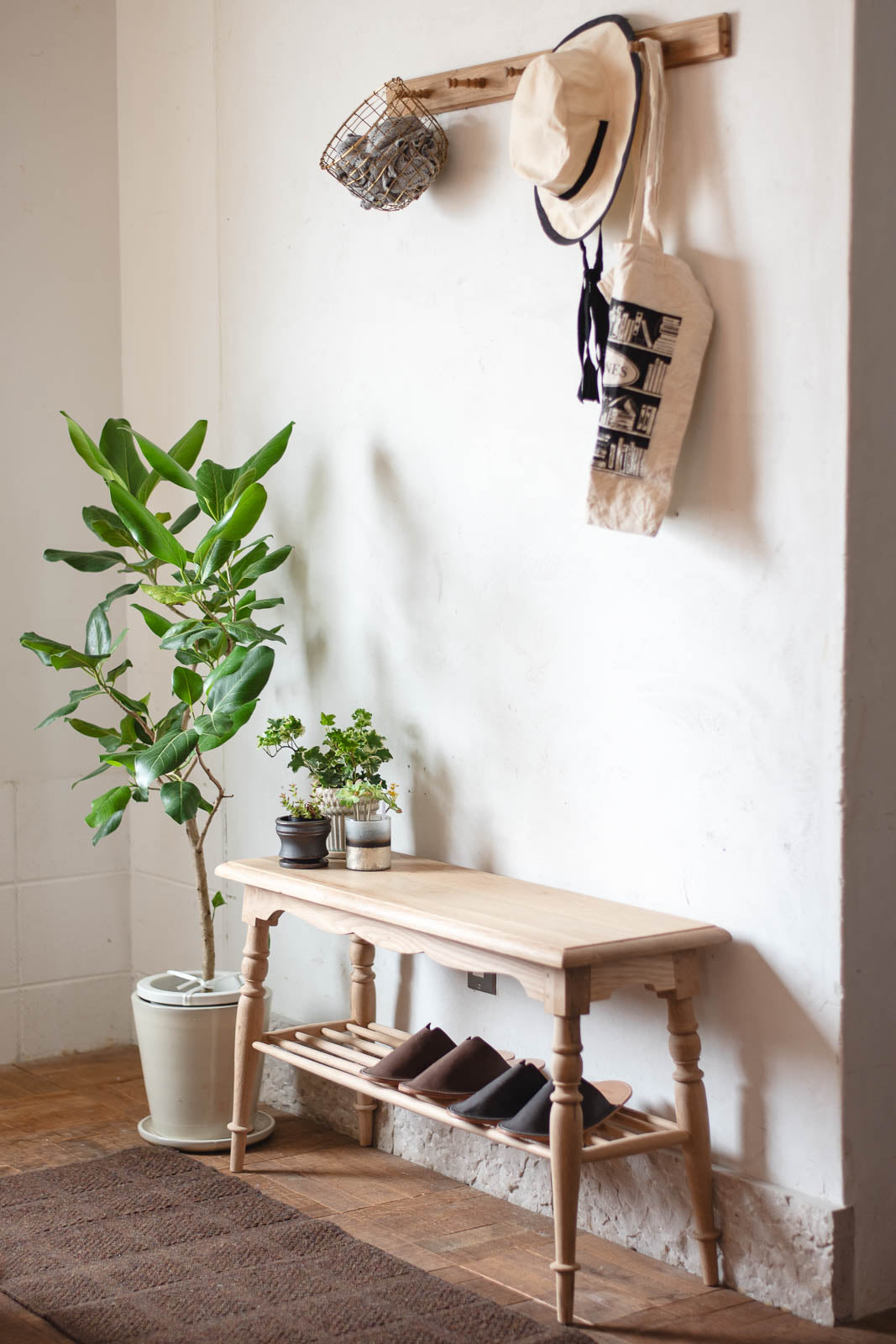 Coal Oak Bench | 棚付き オーク材ベンチ｜座る・置く・整える暮らしの