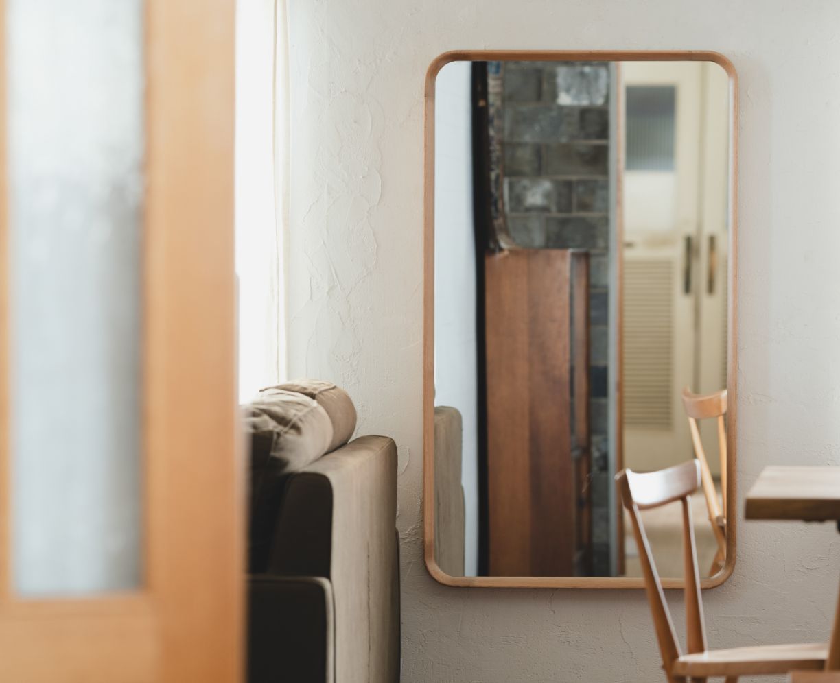 モダンな空間からナチュラルな空間まで。使いやすい万能デザインのOak frame ミラー