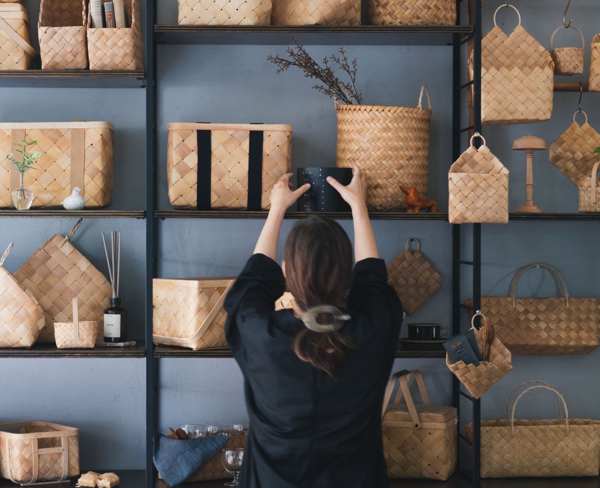 見せたくなるかたちで、日々の道具を飾るようにしまえる、もみの木の収納かご。