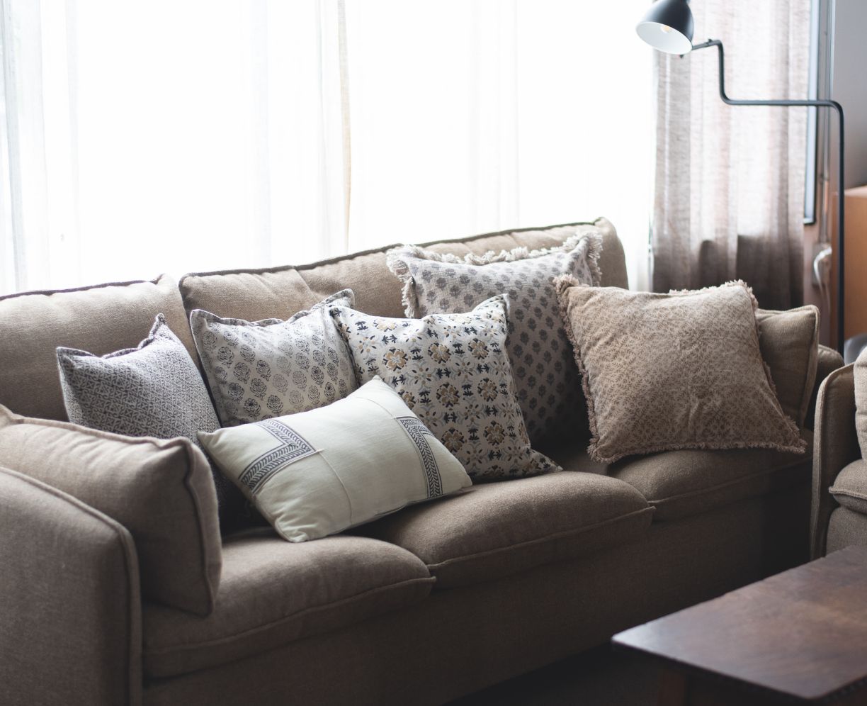 NEW | 暮らしに染み込む手しごとのぬくもり。ブロックプリントで仕立てたクッションカバーが届きました。