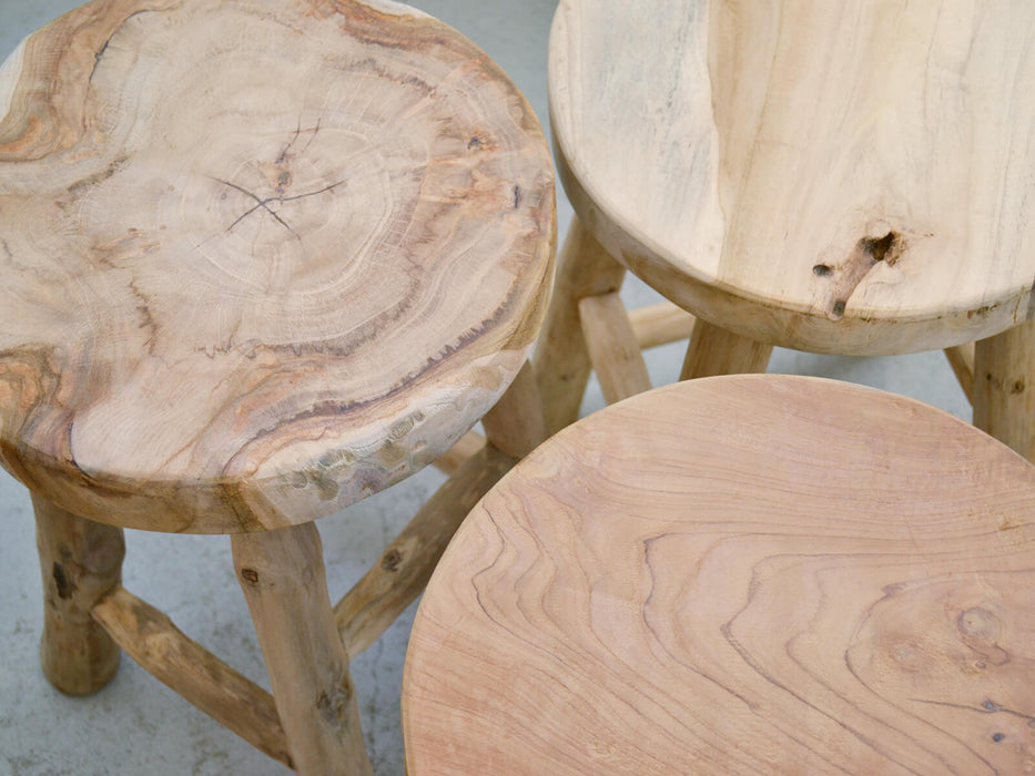 质朴的木质天然凳子