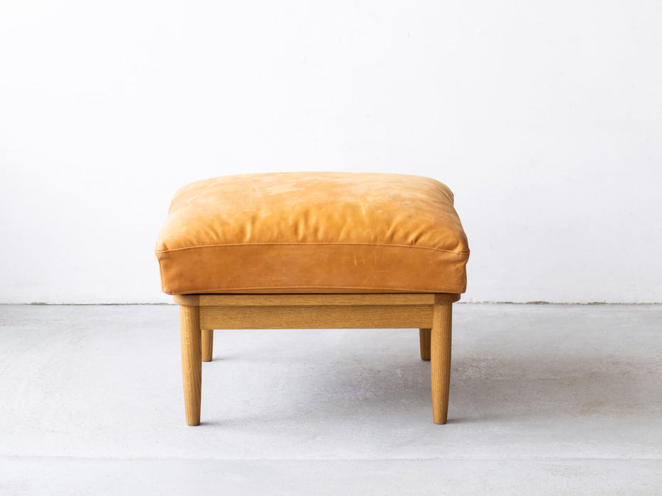 Flow Ottoman in oiled leather