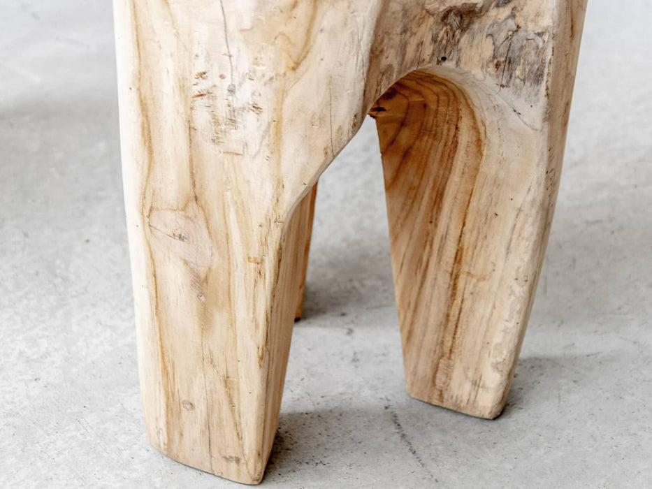 质朴的原木圆木凳